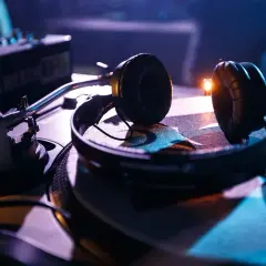 Słuchawki na gramofonie, gotowe do transpozycji dźwięku. Mikser Allen & Heath w tle.