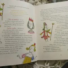 Ilustracje do piosenki Artura Andrusa alfabetycznie: królewna, król i marszałek dworu. Królewna ma 20 lat i studiuje.