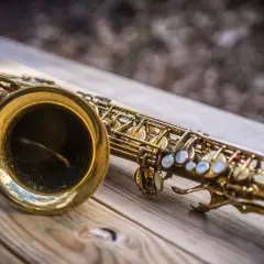 Do jakiej grupy instrumentów należy saksofon? Odkryj jego tajemnice