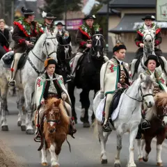 Dzieci i dorośli w strojach góralskich na koniach, jakby znali znane piosenki góralskie.