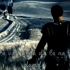 Gladiator w zbroi na tle drogi, jakby słuchał piosenki.