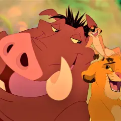 Pumba, Timon i Simba cieszą się życiem, śpiewając "hakuna matata tekst po polsku".