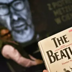 Książka "The Beatles" Huntera Daviesa, a w tle portret mężczyzny. Czasem wracamy do przeszłości.