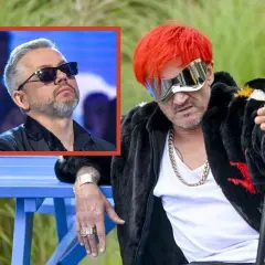 Ich Troje, ich piosenki alfabetycznie. Wesoły muzyk z czerwonymi włosami i w okularach, obok wizerunek wokalisty z siwymi włosami.