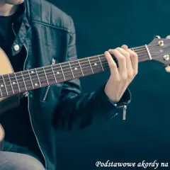 Ręka na gryfie gitary, ćwiczenie podstawowych akordów. Tornero po polsku tekst chwyty.