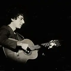 Leonard Cohen gra na gitarze, a jego muzyka przypomina o pięknej Suzanne.