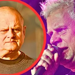 Kowboj czacza, wokalista z siwymi włosami śpiewa do mikrofonu, obok niego twarz łysiejącego mężczyzny.