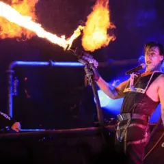 Wokalista Rammstein z miotaczem ognia, czuję, że mein herz brennt. Na scenie płomienie i pirotechnika.