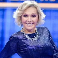 Uśmiechnięta Helena Vondráčková w błyszczącej, granatowej sukni i okazałym naszyjniku z cyrkonii.