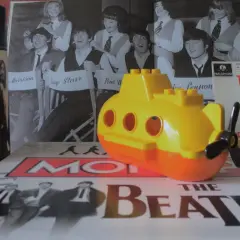 Żółta łódź podwodna z klocków Lego na tle plakatów The Beatles. "So am I" - fanatyk zespołu.