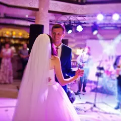 Para młoda tańczy do najpiękniejszych piosenek o miłości po polsku. W tle zespół gra na weselu.