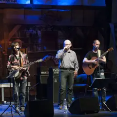 Zespół grający shanty, w tym mechanicy Marco Polo, na scenie.