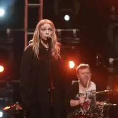 Wokalistka na scenie, w tle perkusista. W tej chwili liczy się tylko muzyka, bo "nic innego się nie liczy" po polsku.