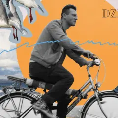 Mężczyzna na rowerze, mewy nad morzem, fala i tekst "już nie ma dzikich plaż".