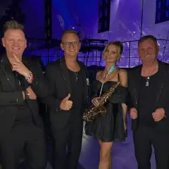 Sławomir Gwiazdowski z zespołem przed koncertem. Wiek artysty nie jest widoczny, ale energia na scenie z pewnością jest!