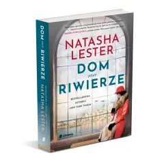Okładka książki "Dom na Riwierze" Natashy Lester. Widzę dom z widokiem na miasto i morze, a w nim kobietę w czerwonym płaszczu.