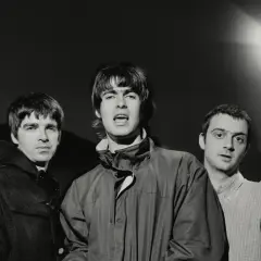 Oto znane zespoły muzyczne zagraniczne: Liam i Noel Gallagherowie z Oasis, w towarzystwie kolegów z zespołu, gotowi na koncert.