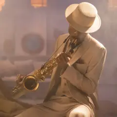 Mężczyzna w eleganckim garniturze i kapeluszu gra na saksofonie, tworząc niepowtarzalny styl w muzyce jazzowej.