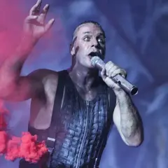 Till Lindemann śpiewa "Sonne" Rammstein, otoczony różowym dymem. Tekst po polsku tej piosenki jest równie intensywny.