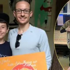 Chester Bennington z synem, trzymający plakat z tekstem piosenki. Obok, dwaj mężczyźni w studiu nagraniowym.