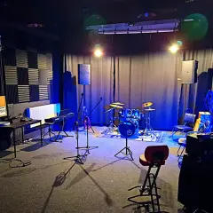 Scena gotowa do jammin! Perkusja, keyboard, mikrofony i wzmacniacze czekają na muzyków.