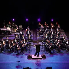 Co to jest orkiestra? Zrozumienie jej roli i rodzajów muzycznych