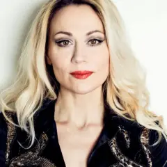 Anna Eriksson, z blond włosami i wyrazistym makijażem, w czarnej, zdobionej kurtce.