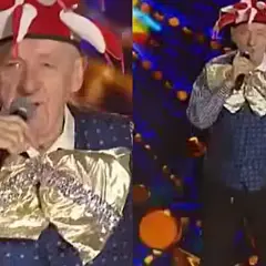 Artysta w stroju błazna śpiewa na scenie. Może to być fragment koncertu z piosenkami Rosiewicza alfabetycznie.