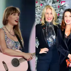Taylor Swift z różową gitarą, obok dwie kobiety w czarnych marynarkach. Może to być początek "cruel summer" dla nich.