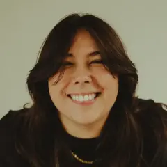 Uśmiechnięta Gigi Perez, jakby śpiewała "Sailor Song".