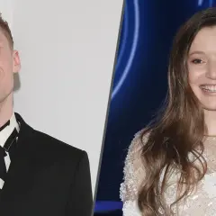 Uśmiechnięty mężczyzna w garniturze i kobieta w białej sukni. Mamo, ty płakałaś, gdy widziałaś ich razem.