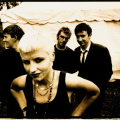 The Cranberries, zespół znany z piosenki "Zombie", na zdjęciu z Dolores O'Riordan na pierwszym planie.