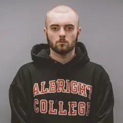 Chudy Bedoes w bluzie z napisem "ALBRIGHT COLLEGE".