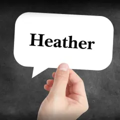 Dłoń trzyma białe dymek z napisem "Heather" na ciemnym tle.