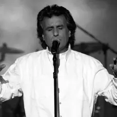 Toto Cutugno śpiewa "L'Italiano", z zamkniętymi oczami i uniesionymi rękami.