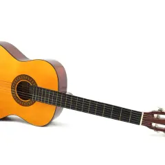 Klasyczna gitara akustyczna z drewnianym korpusem i sześcioma strunami, gotowa do zagrania melodii.