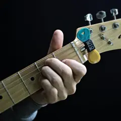Dłoń grająca akord a dur na gitarze Fender Telecaster. Kostka z uchwytem Rombo.