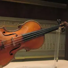 Piękny skrzypce Stradivarius, jak rozpoznać oryginał? Zwróć uwagę na detale, lakier i kształt.