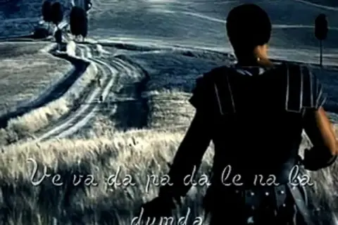 Gladiator w zbroi na tle drogi, jakby słuchał piosenki.