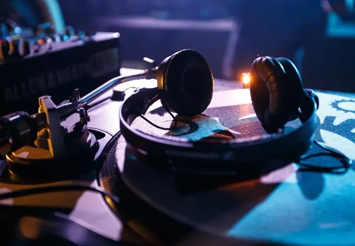 Słuchawki na gramofonie, gotowe do transpozycji dźwięku. Mikser Allen & Heath w tle.