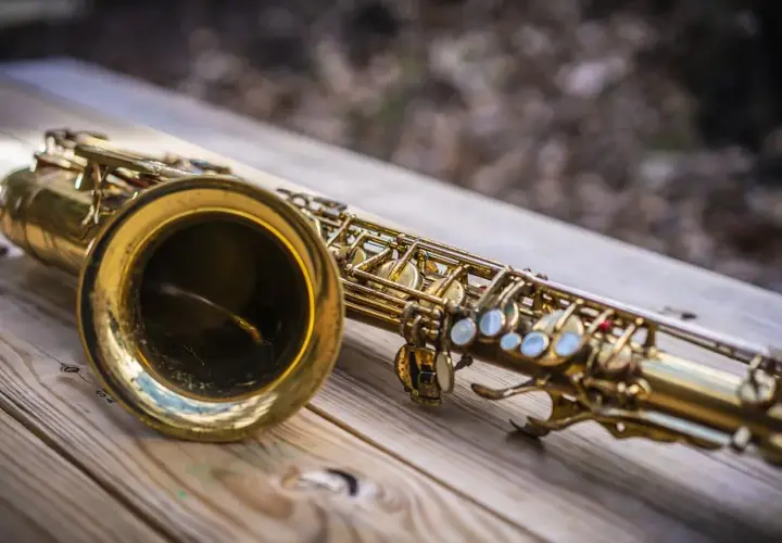 Do jakiej grupy instrumentów należy saksofon? Odkryj jego tajemnice