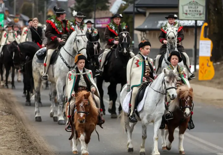 Dzieci i dorośli w strojach góralskich na koniach, jakby znali znane piosenki góralskie.