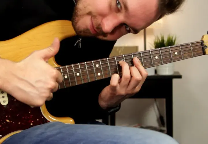 Najlepsze chwyty na gitarze elektrycznej, które musisz znać, aby grać lepiej