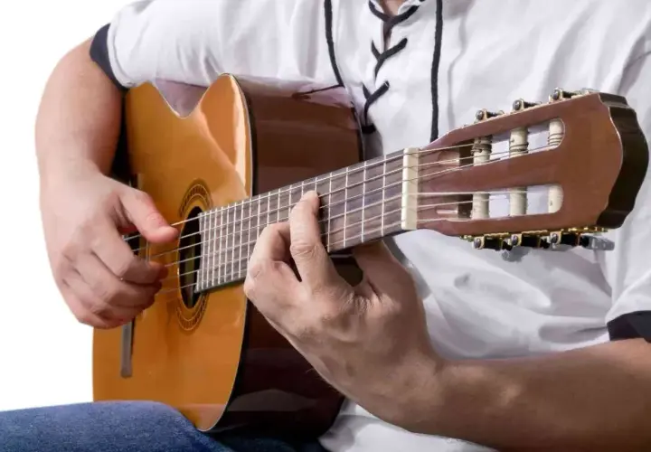 Dłoń grająca na gitarze akord b dur.
