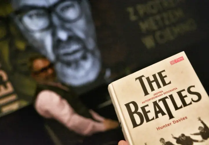 Książka "The Beatles" Huntera Daviesa, a w tle portret mężczyzny. Czasem wracamy do przeszłości.