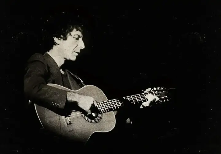Leonard Cohen gra na gitarze, a jego muzyka przypomina o pięknej Suzanne.