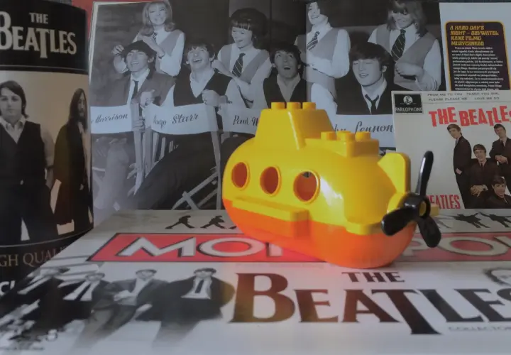 Żółta łódź podwodna z klocków Lego na tle plakatów The Beatles. "So am I" - fanatyk zespołu.