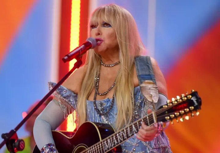 Maryla Rodowicz śpiewa swoje najpopularniejsze piosenki, grając na gitarze w błyszczącym, dżinsowym stroju.