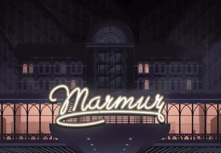 Neonowy napis "Marmur" nad wejściem do eleganckiego hotelu. W tle mroczna, stylizowana fasada budynku.