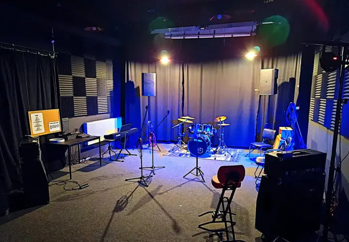Scena gotowa do jammin! Perkusja, keyboard, mikrofony i wzmacniacze czekają na muzyków.